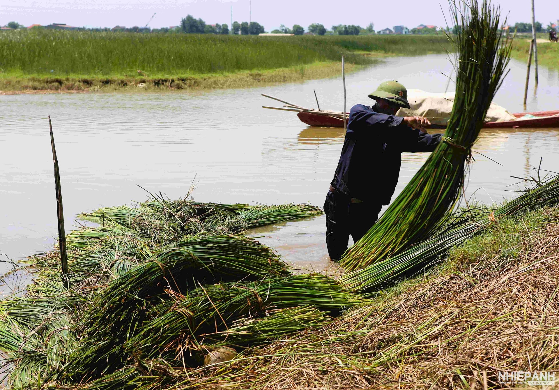 W_4.trong-coi-vat-va-nhung-nguoi-dan-noi-day-van-duy-tri-nghe-truyen-thong-cua-ong-cha-tren-manh-dat-nay.jpg