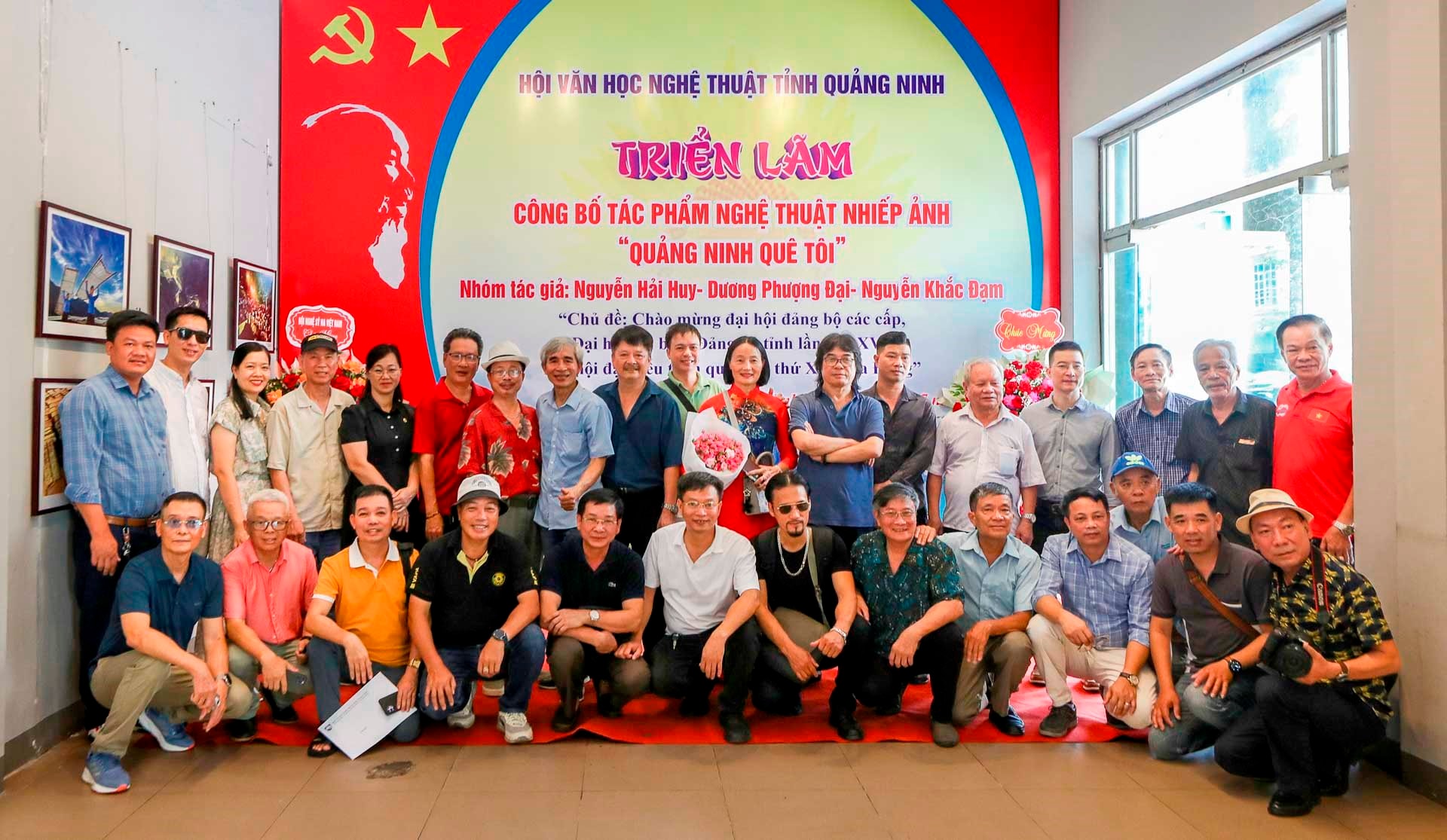 cac-dai-bieu-chup-anh-luu-niem.jpg