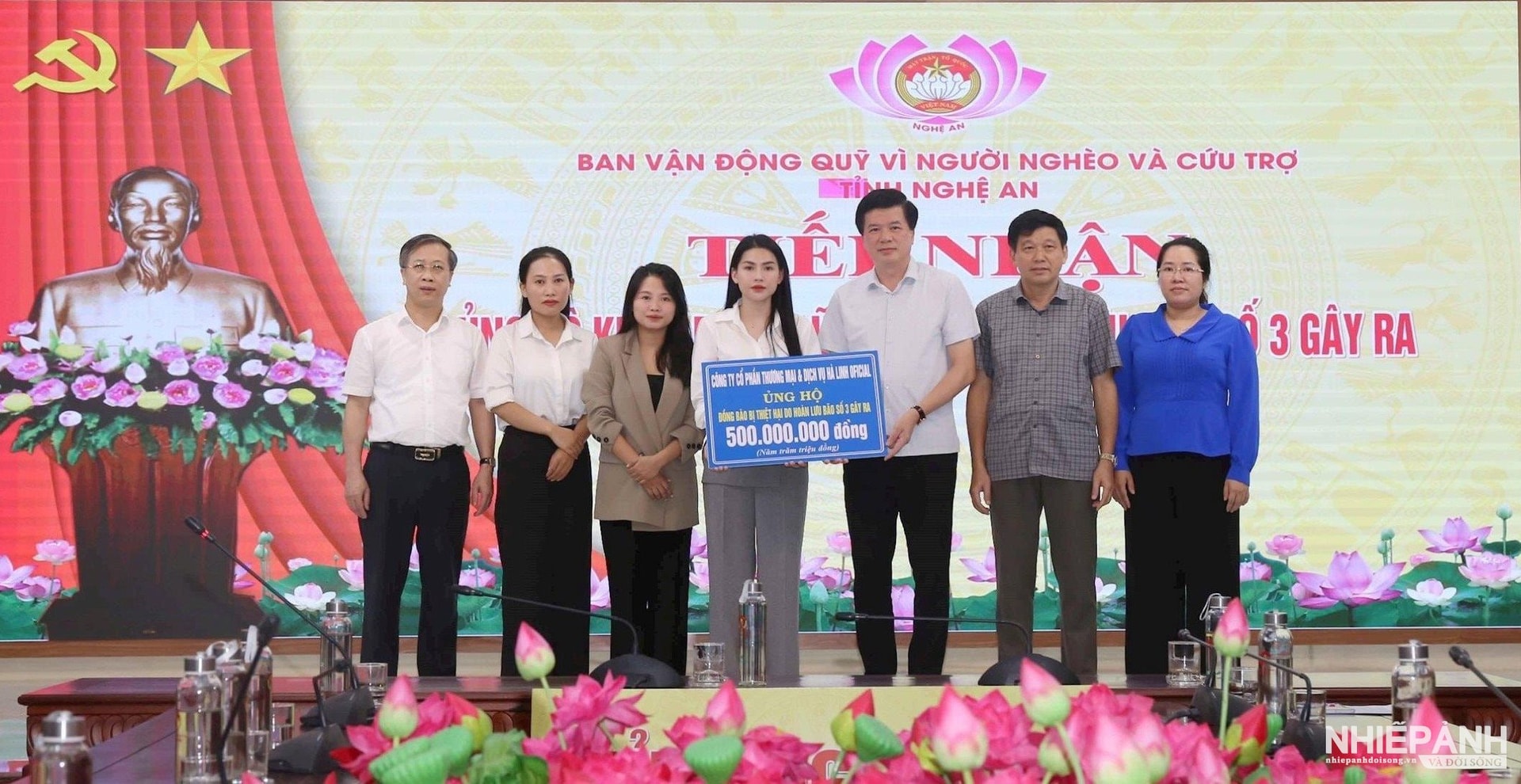 W_dai-dien-uy-ban-mttq-viet-nam-tinh-nghe-an-tiep-nhan-500-trieu-dong-tu-nha-hao-tam.-anh-thanh-quynh..jpg
