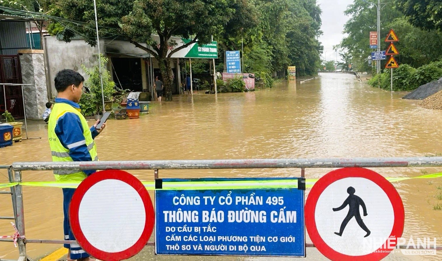 W_luc-luong-chuc-nang-dam-bao-an-toan-tren-cac-truc-giao-thong-bi-ngap-lu.jpg