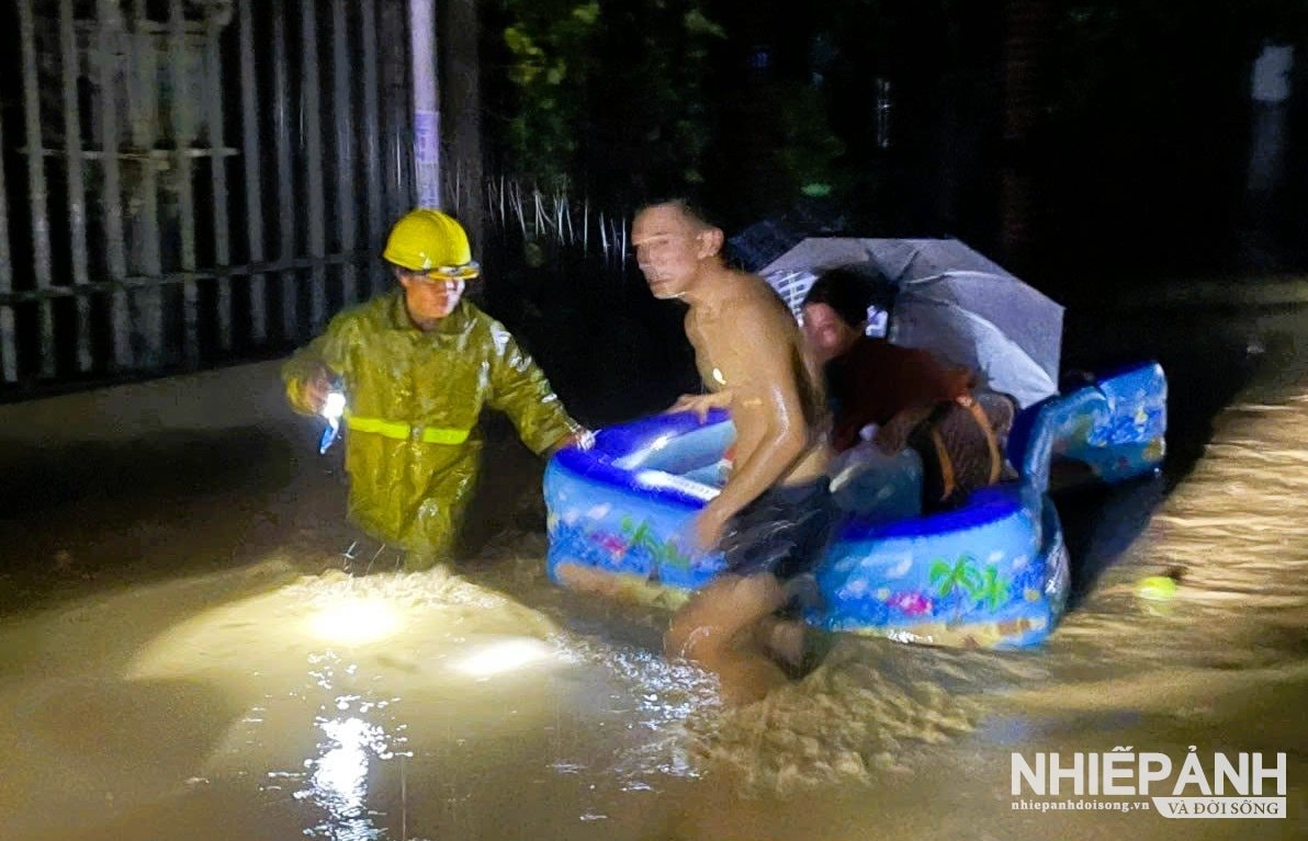 W_t.luc-luong-chuc-nang-giup-nguoi-dan-mien-tay-nghe-an-chay-lu-trong-dem..jpg