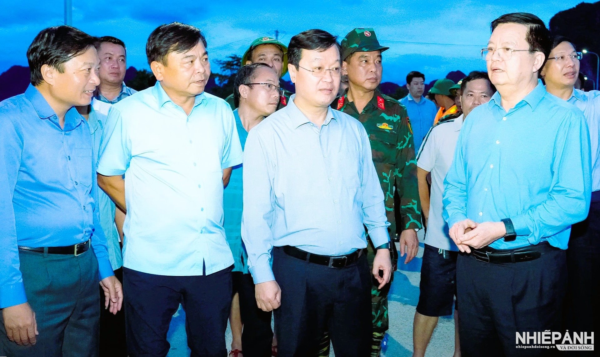 W_12-pho-thu-tuong-chinh-phu-mai-van-chinh-cung-doan-cong-tac-den-xa-con-cuong-nghe-an-kiem-tra-chi-dao-va-tang-qua-dong-vien-ba-con-nhan-dan-trong-vung-lu.-anh-ctv.jpg