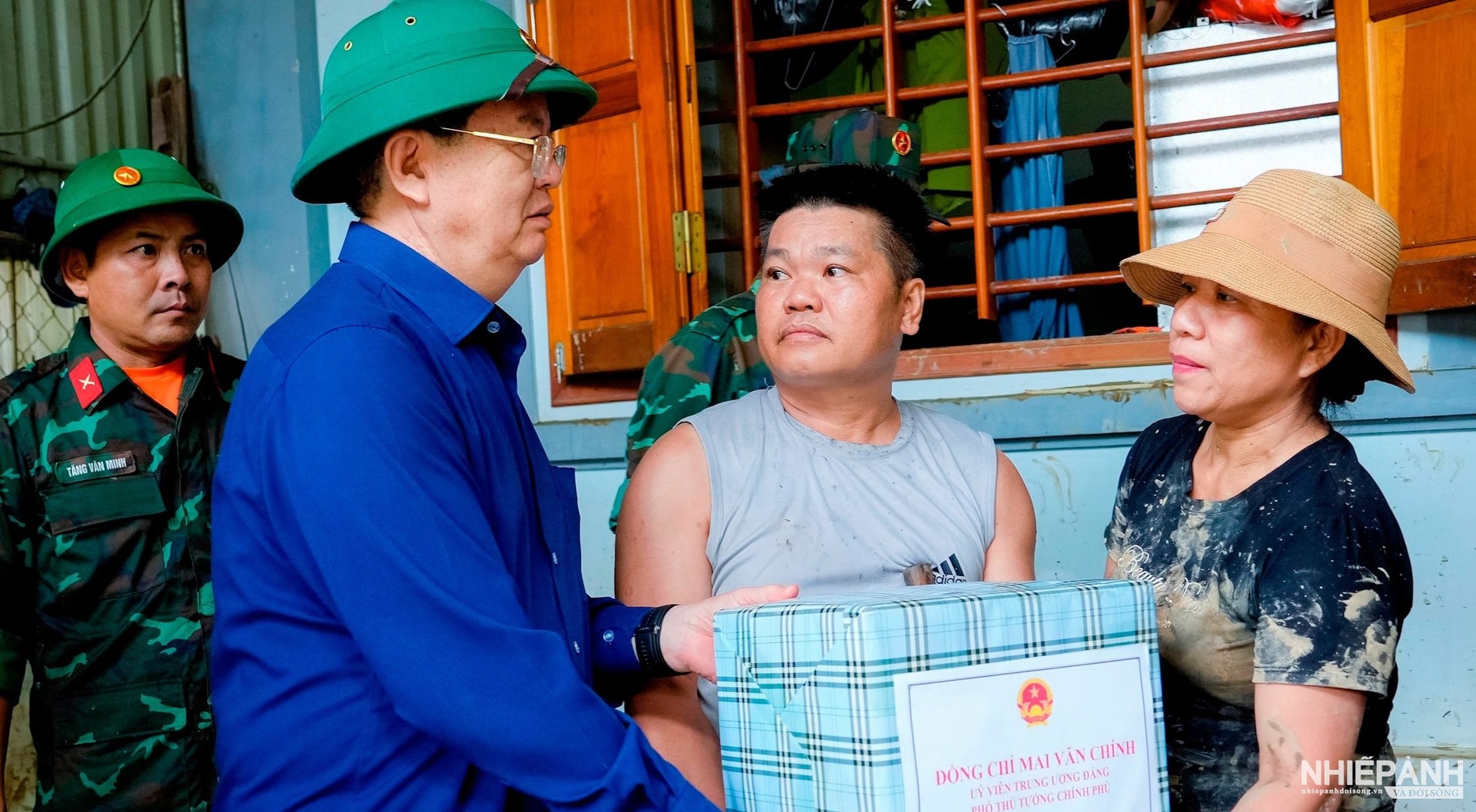 W_pho-thu-tuong-chinh-phu-mai-van-chinh-da-den-tham-hoi-dong-vien-tang-qua-chia-se-nhung-gia-dinh-co-nha-bi-ngap-sau-tai-thon-tan-lien-xa-con-cuong.-anh-pham-bang..jpg