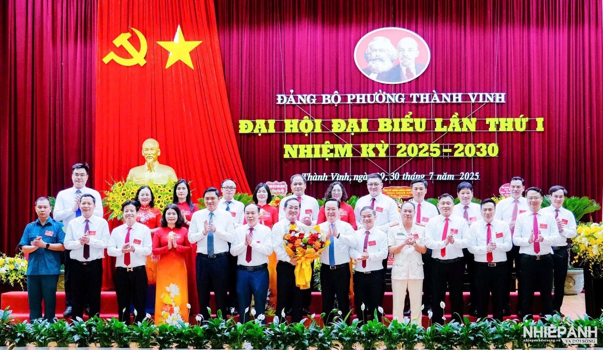 W_bi-thu-tinh-uy-nghe-an-nguyen-duc-trung-tang-hoa-chuc-mung-ban-chap-hanh-dang-bo-phuong-truong-vinh..jpg