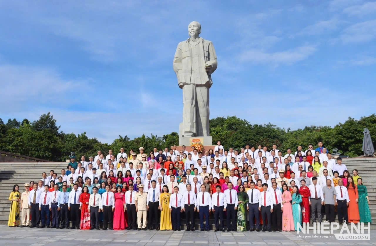 W_doan-dai-bieu-dai-hoi-dang-bo-phuong-thanh-vinh-dang-hoa-bao-cong-chup-anh-luu-niem-tai-tuong-dai-bac-ho-quang-truong-ho-chi-minh-nghe-an.jpg