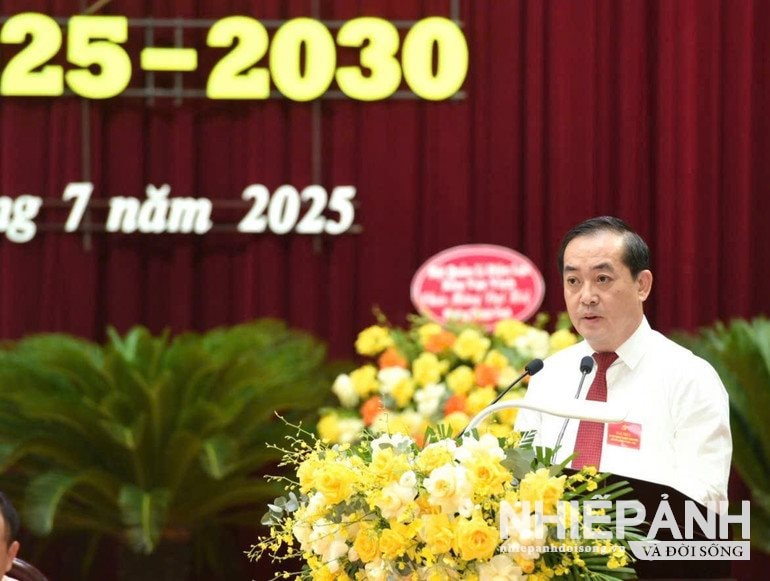 W_dong-chi-nguyen-van-lu-bi-thu-dang-uy-chu-tich-hoi-dong-nhan-dan-phuong-thanh-vinh-trinh-bay-bao-cao-chinh-tri-trinh-dai-hoi..jpg