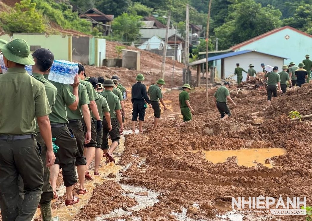 W_10.cong-an-tinh-nghe-an-den-cac-ban-vung-lu-cuu-tro-nguoi-dan..jpg