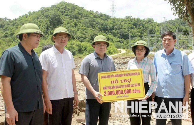 W_12-pho-chu-tich-ubnd-tinh-nghe-an-phung-thanh-vinh-cung-doan-cong-tac-trao-ho-tro-2-ti-dong-khac-phuc-hau-qua-sau-mua-lu.-anh-ngoc-anh..jpg