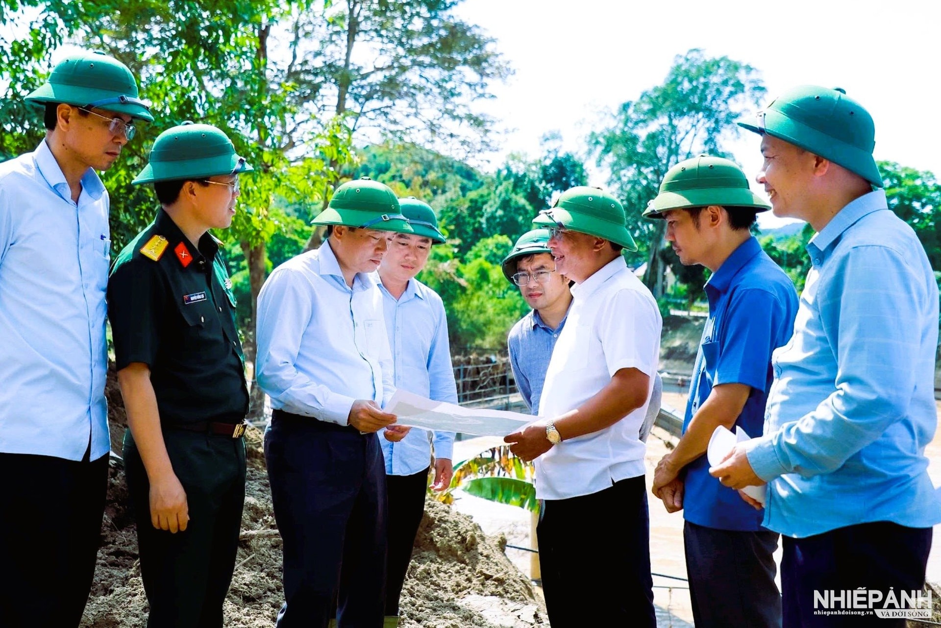 W_14-chu-tich-ubnd-tinh-le-hong-vinh-kiem-tra-tai-cau-treo-den-van-cua-rao.-anh-thanh-duy..jpg