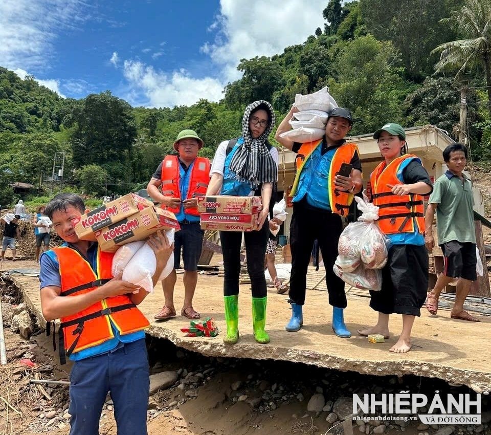 W_15.duong-xa-chia-cat-di-lai-kho-khan-nhung-doan-thien-nguyen-thanh-hoa-van-vuot-qua-dua-nhung-nhu-yeu-pham-thiet-yeu-kip-thoi-den-voi-nguoi-dan..jpg