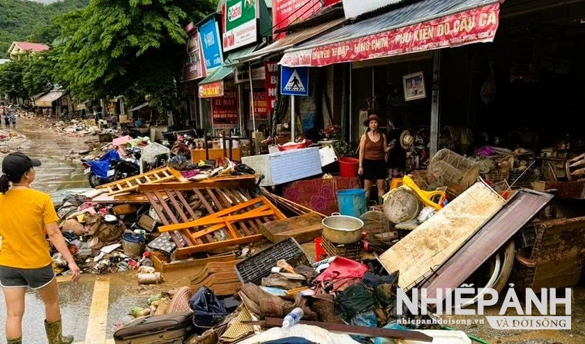 W_4.hang-tram-tieu-thuong-khu-cho-hoa-binh-xa-tuong-duong-sau-mot-dem-tro-thanh-tay-trang..jpg