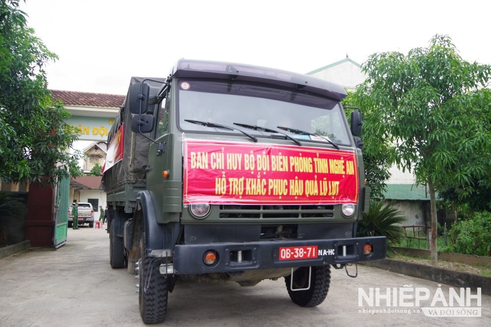 W_7.bo-doi-bien-phong-ho-tro-phuong-tien-van-chuyen-hang-cuu-tro-huong-ve-dong-bao-vung-bi-lu-lut.-anh-bo-doi-bien-phong..jpg
