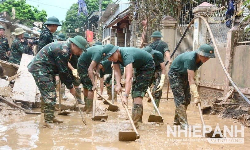 W_9.can-bo-chien-si-trung-doan-1-su-doan-324-quan-khu-4-don-bun-tai-cho-hoa-binh-xa-tuong-duong.jpg