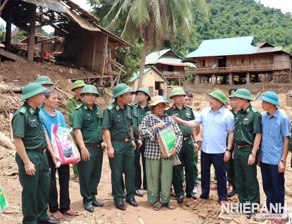 W_ang-uy-vien-quan-uy-trung-uong-tu-lenh-bdbp-cung-doan-cong-tac-den-tham-dong-vien-tang-qua-quan-va-dan-vung-lu-tinh-nghe-an..jpg