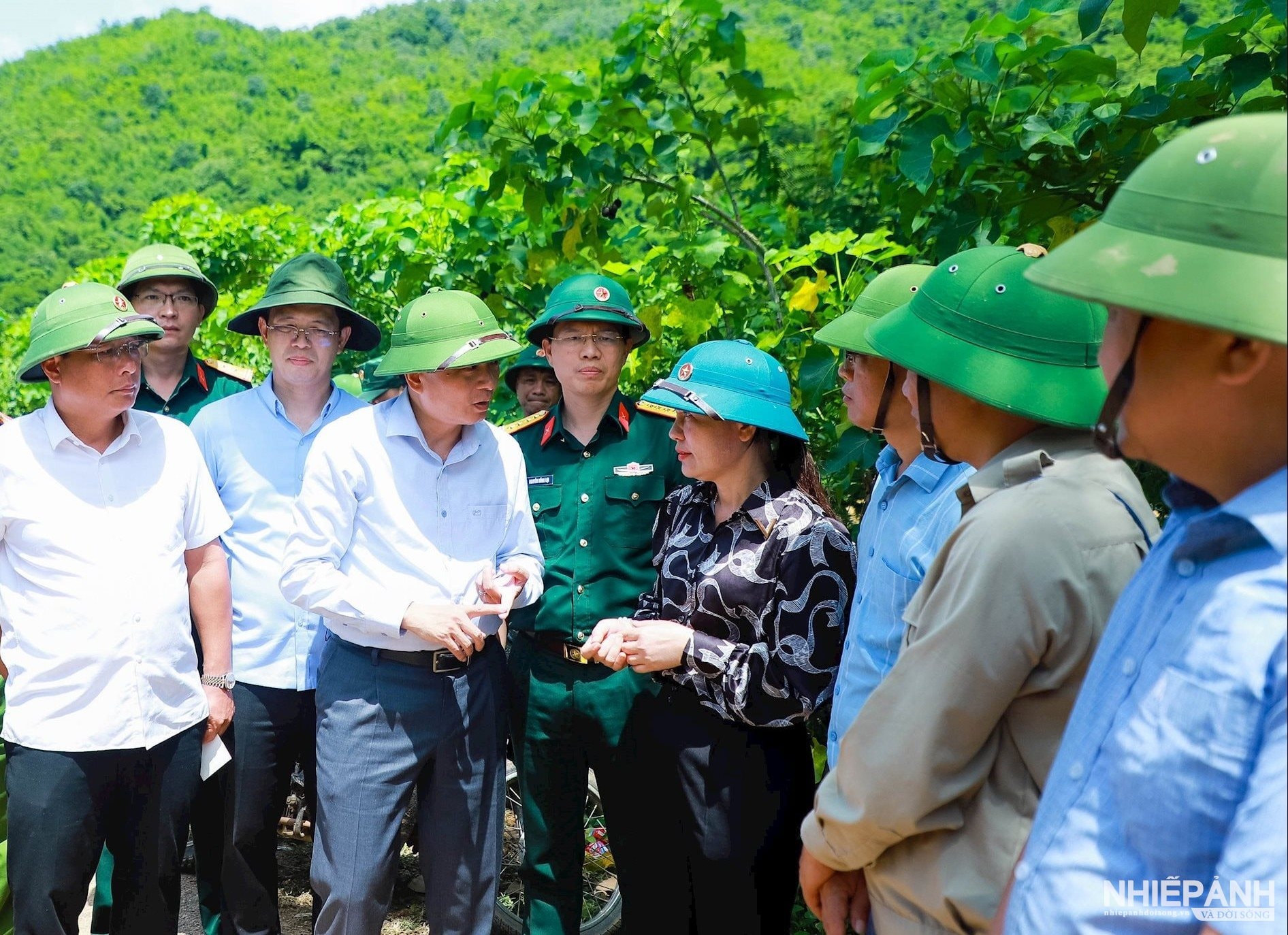 W_chu-tich-ubnd-tinh-nghe-an-le-hong-vinh-trao-doi-voi-lanh-dao-xa-muong-tip-va-cac-luc-luong-chuc-nang-ve-cong-tac-khac-phuc-thiet-hai-do-mua-lu.-anh-thanh-duy.jpg