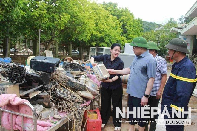 W_iam-doc-so-y-te-nghe-an-le-thi-hoai-chung-va-pho-chu-tich-ubnd-tinh-nghe-an-phung-thanh-vinh-kiem-tra-cong-tac-khac-phuc-hau-qua-mua-lu-tai-khu-vuc-mien-nui-phia-tay.-anh-ngoc-anh..jpg