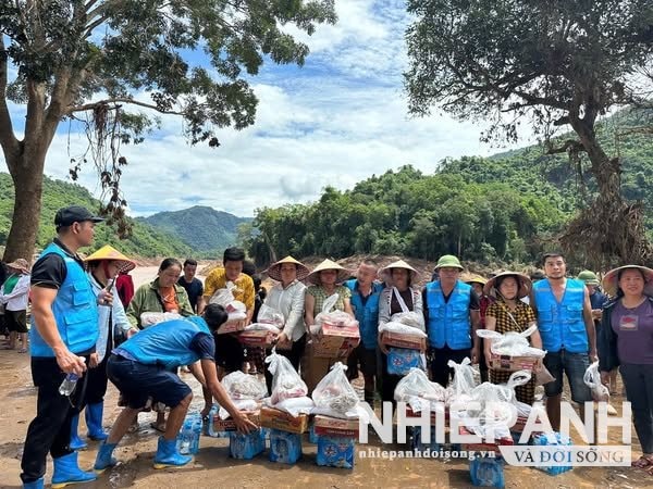 W_nguoi-dan-vung-lu-nhan-nhung-mon-hang-an-tinh-cua-doi-xe-0-thanh-hoa..jpg