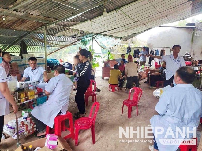 W_tram-y-te-da-chien-tai-xa-my-ly-nghe-an-duoc-thanh-lap-khan-cap-sau-khi-tram-y-te-cu-bi-lu-cuon-troi.-anh-ngoc-anh..jpg