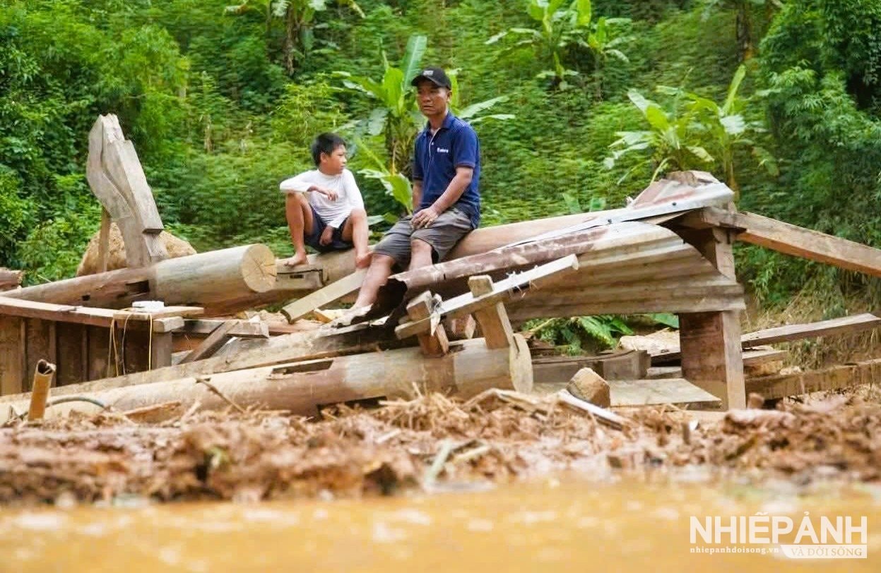 W_tro-ve-nha-sau-khi-nuoc-rut-nhieu-nguoi-dan-mien-nui-phia-tay-tinh-nghe-an-bong-dung-roi-vao-canh-trang-tay..jpg
