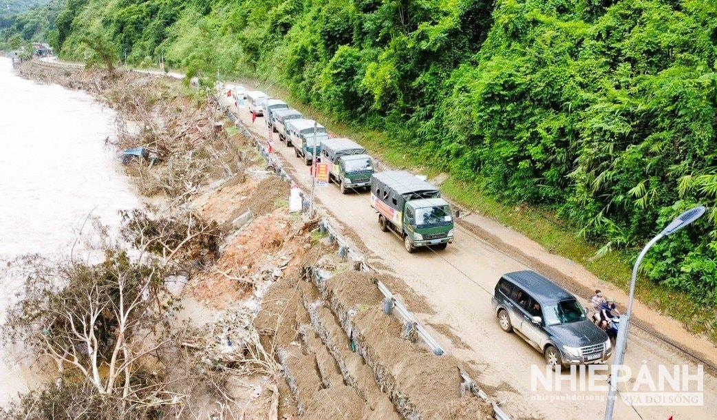 W_tu-23h-dem-25-7-sau-khi-quoc-lo-7a-qua-cac-huyen-cu-phia-tay-nghe-an-thong-tuyen-rat-dong-cac-phuong-tien-noi-duoi-nhau-cho-hang-cuu-tro-huong-ve-vung-lu.jpg