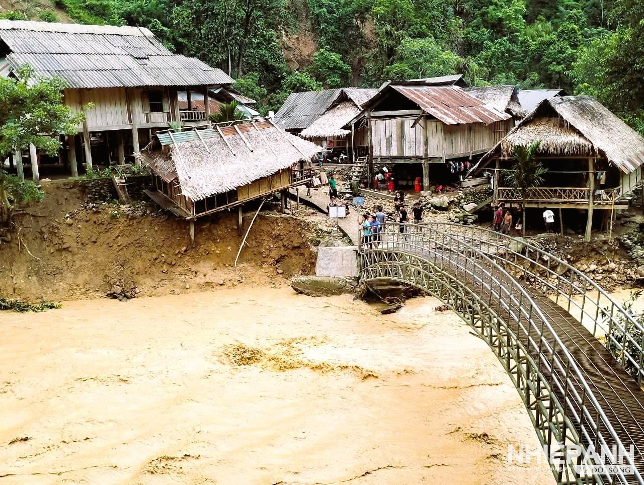 W_xo-xac-huu-khuong-nhung-ban-lang-sau-lu-anh-vi-hoi.jpg