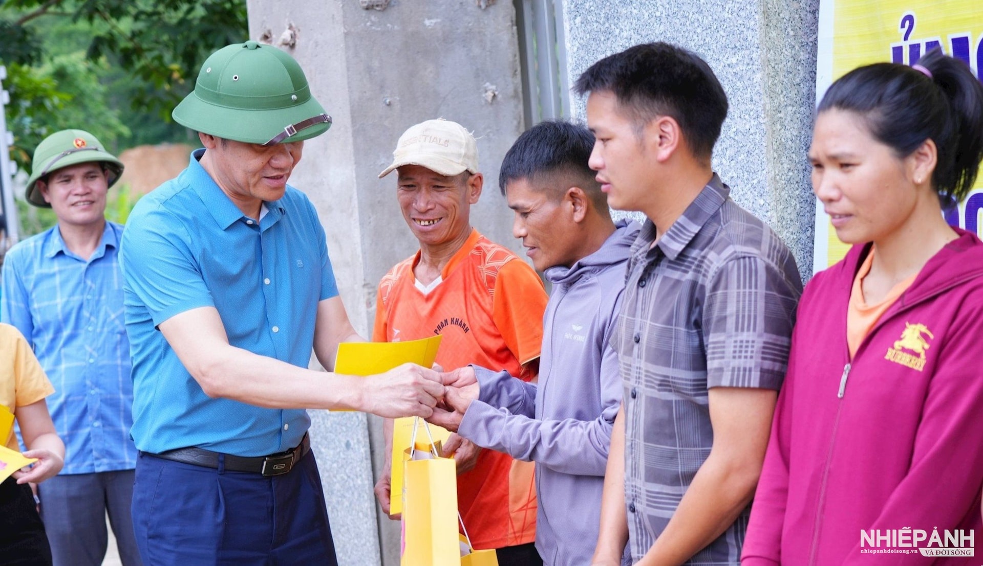 W_3.dong-chi-hoang-nghia-hieu-pho-bi-thu-thuong-truc-tinh-uy-trao-ho-tro-cac-ho-bi-thiet-hai-do-lu-lut-o-xa-na-loi.-anh-thanh-cuong..jpg