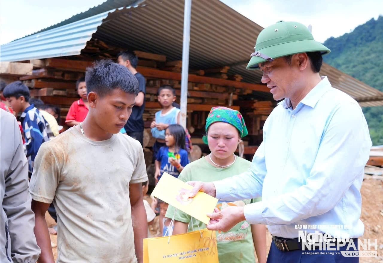 W_4-pho-bi-thu-thuong-truc-tinh-uy-hoang-nghia-hieu-trao-ho-tro-cac-gia-dinh-bi-thiet-hai-do-mua-lu-o-xa-keng-du.-anh-thanh-cuong-.jpg