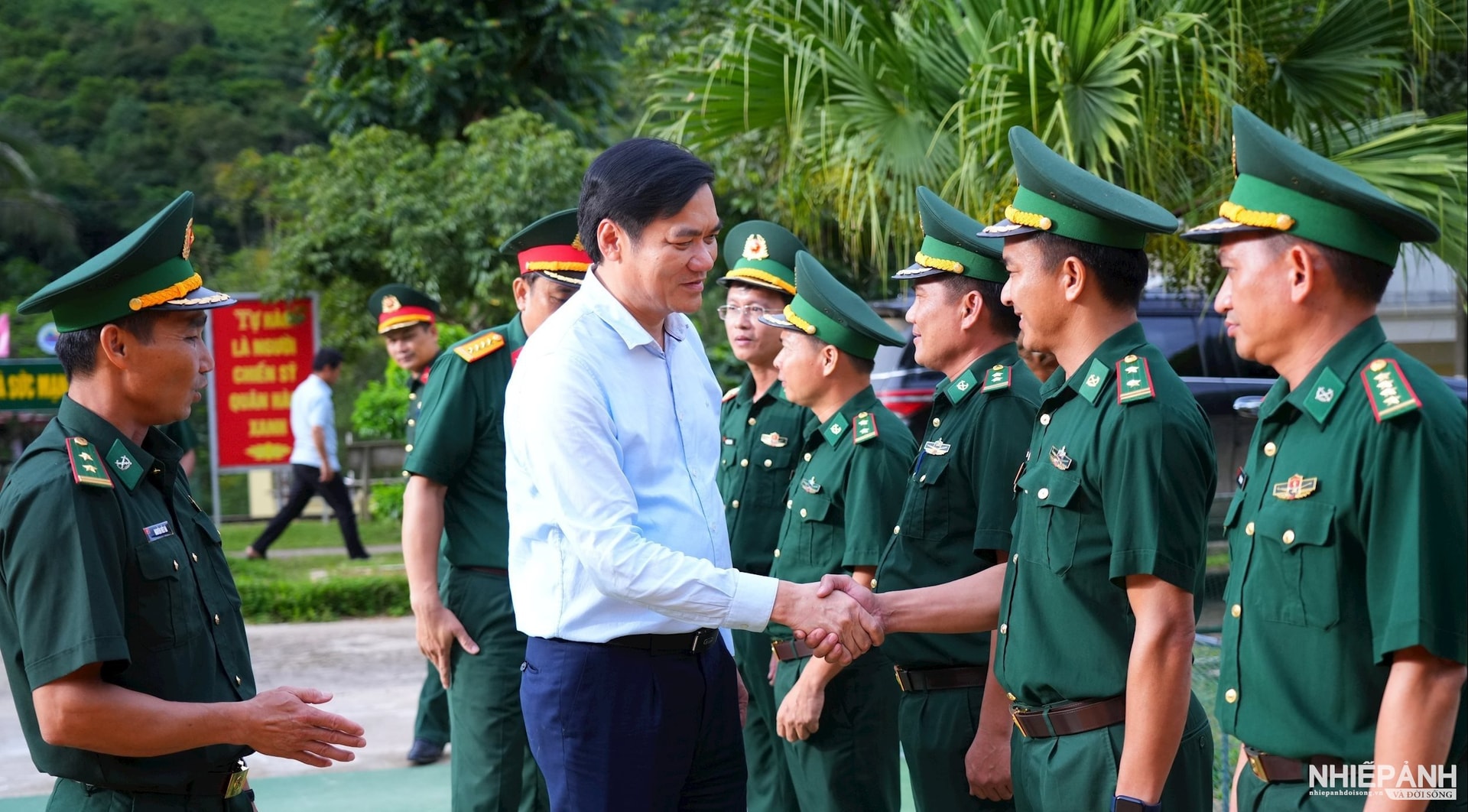 W_5-pho-bi-thu-thuong-truc-tinh-uy-hoang-nghia-hieu-tham-dong-vien-can-bo-chien-sy-don-bien-phong-na-loi.-anh-thanh-cuong..jpg