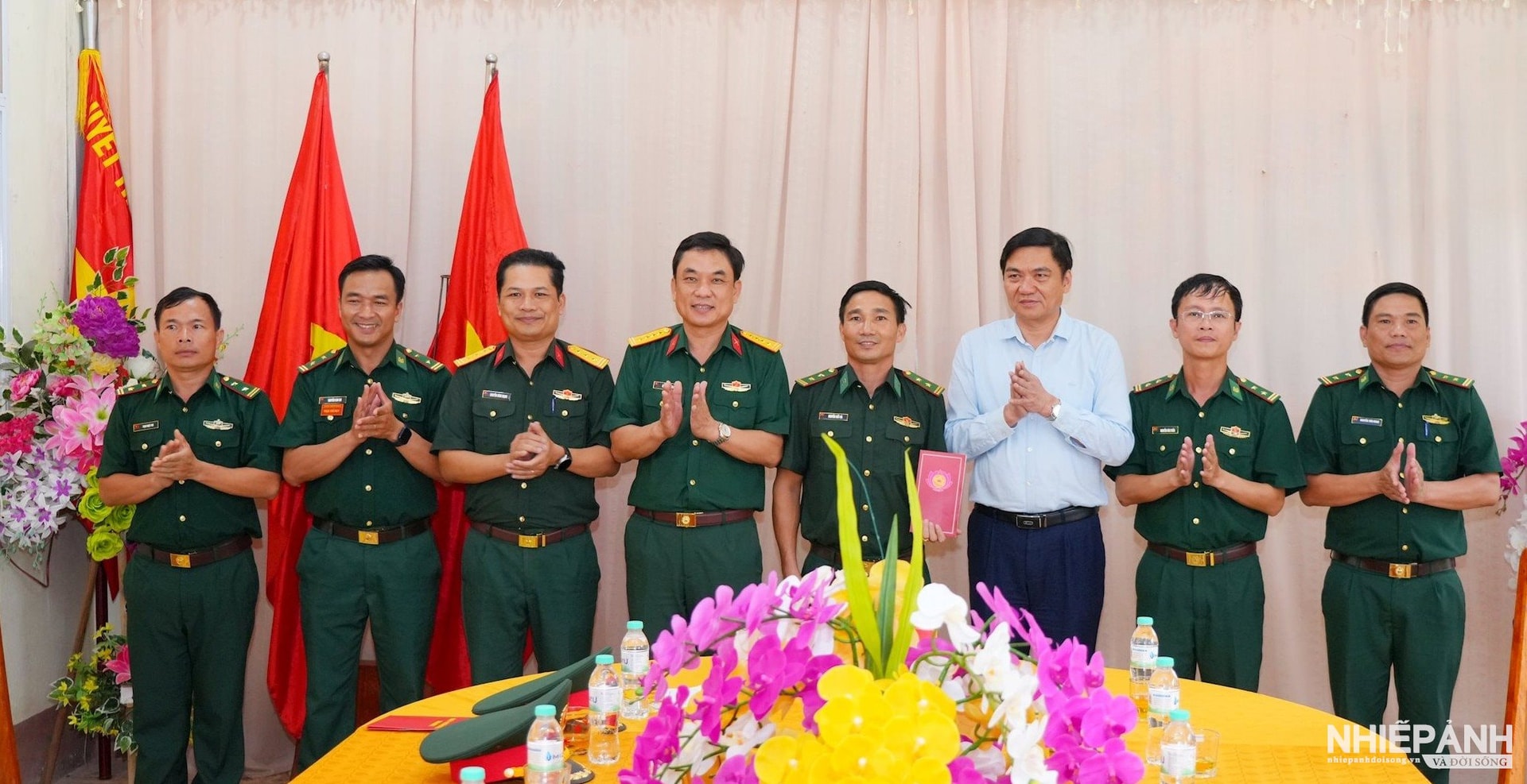 W_6.pho-bi-thu-thuong-truc-tinh-uy-hoang-nghia-hieu-tang-qua-dong-vien-can-bo-chien-sy-don-bien-phong-na-loi.-anh-thanh-cuong..jpg