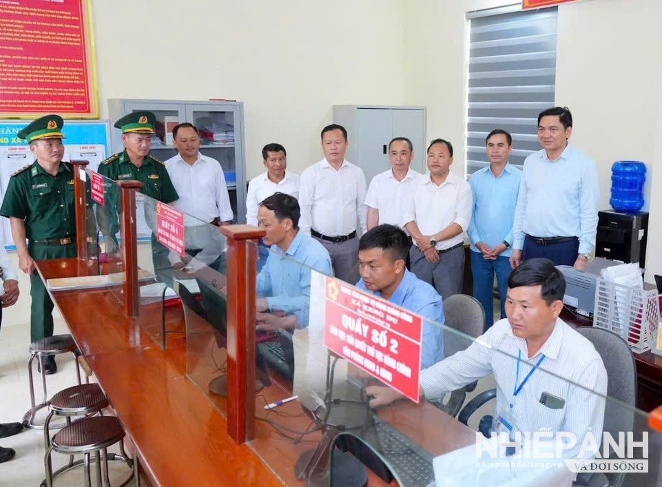 W_8.pho-bi-thu-thuong-truc-tinh-uy-hoang-nghia-hieu-kiem-tra-van-hanh-trung-tam-hanh-chinh-cong-xa-keng-du.-anh-thanh-cuong..jpg
