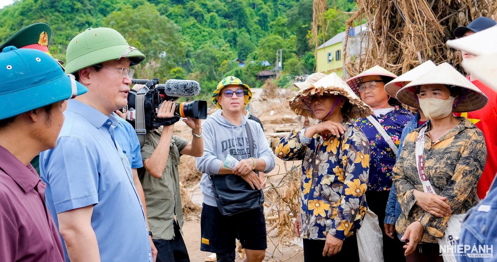 W_bi-thu-tinh-uy-tham-hoi-dong-vien-ba-con-dan-ban.jpg