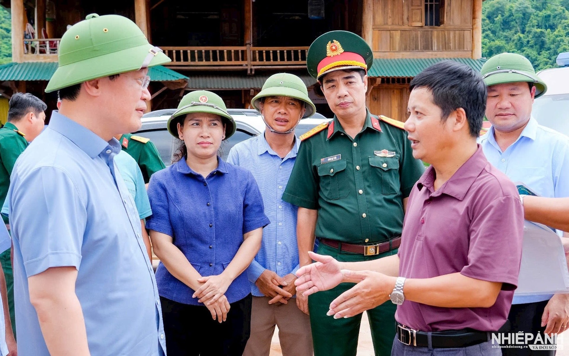 W_bi-thu-tinh-uy-trao-doi-voi-lan-dao-dia-phuong-hien-truong.jpg