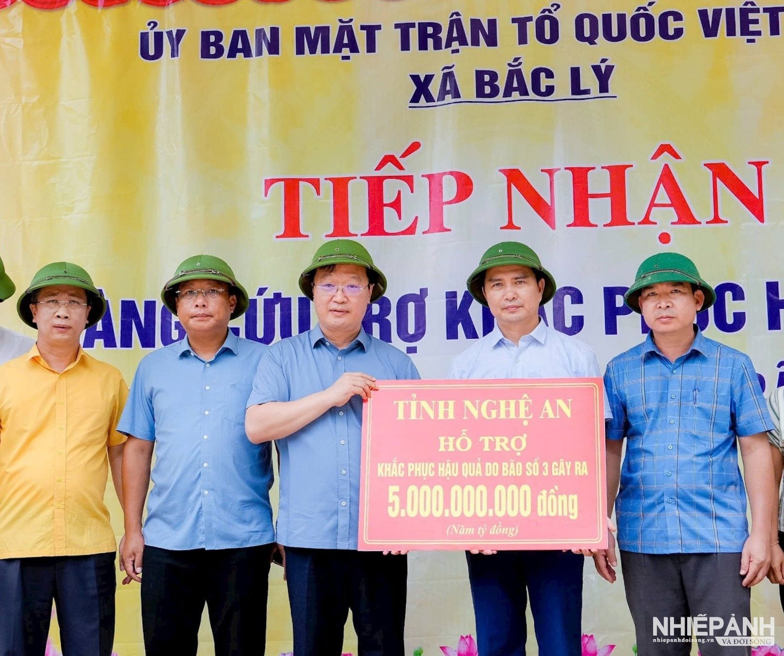 W_tinh-nghe-an-ho-tro-xa-bac-ly-5-ty-dong-de-khac-phuc-hau-qua-do-bao-so-3-gay-ra.-anh-pham-bang..jpg