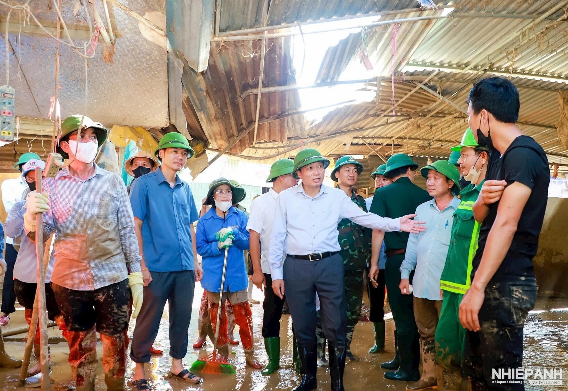 W_chu-tich-ubnd-tinh-le-hong-vinh-tham-dong-vien-cac-luc-luong-dang-don-dep-ve-sinh-tai-cho-hoa-binh.-anh-thanh-duy..jpg