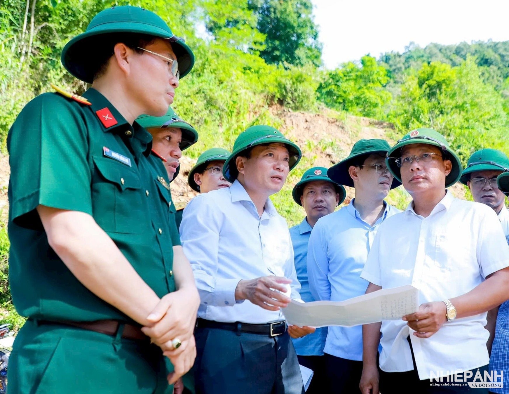 W_chu-tich-ubnd-tinh-le-hong-vinh-va-doan-cong-tac-den-kiem-tra-tai-cau-treo-xop-mat-xa-luong-minh.-anh-thanh-duy..jpg