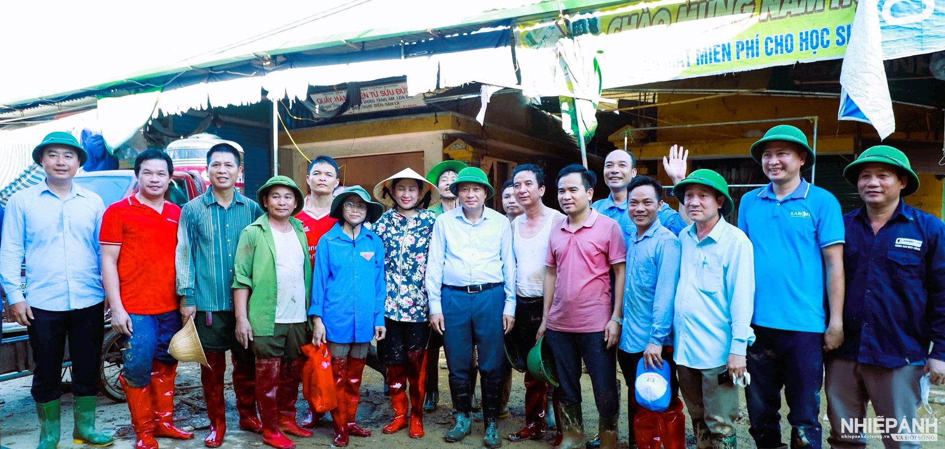W_chu-tich-ubnd-tinh-tham-dong-vien-cac-giao-vien-hoi-phu-huynh-tu-huyen-yen-thanh-cu-len-giup-don-ve-sinh-tai-xa-tuong-duong.-anh-thanh-duy..jpg