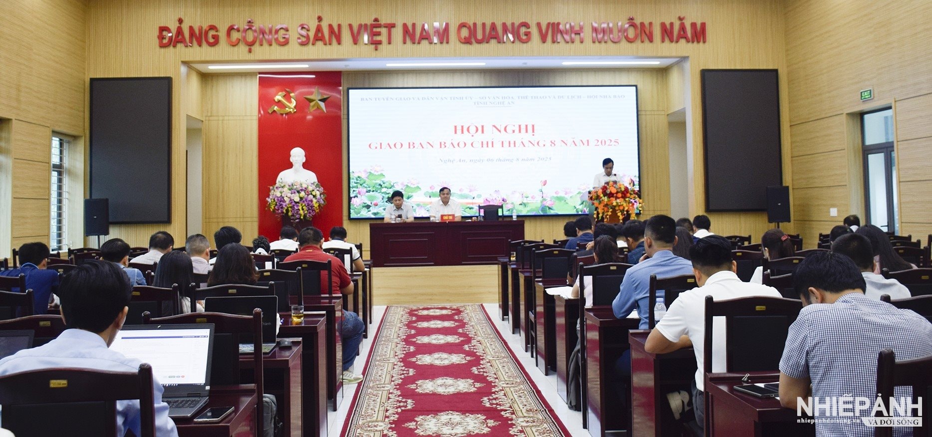 W_quang-canh-hoi-nghi.jpg
