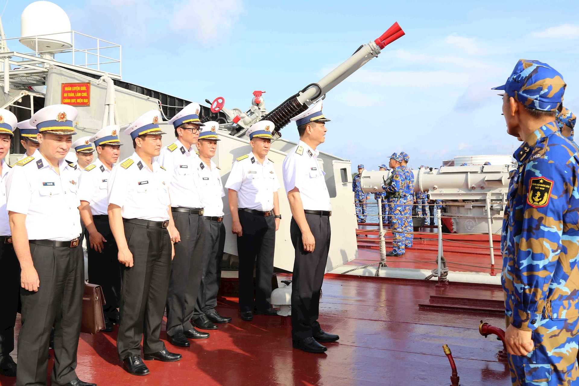 3-1.-chinh-uy-quan-chung-nam-tinh-hinh-tai-cac-tau-cua-lu-doan-171.jpg