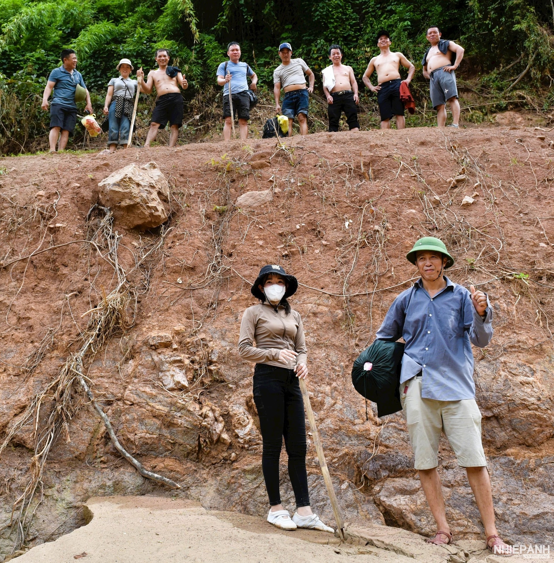 W_1.pho-ban-lo-ngoc-nguoi-truc-tiep-dan-doan-thien-nguyen-chung-toi-vao-ban-cha-nga.jpg