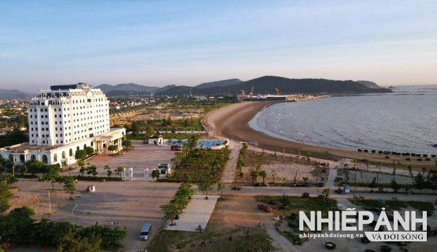 W_bai-tam-phia-bac-dao-lan-chau-khi-thuy-trieu-xuong.jpg