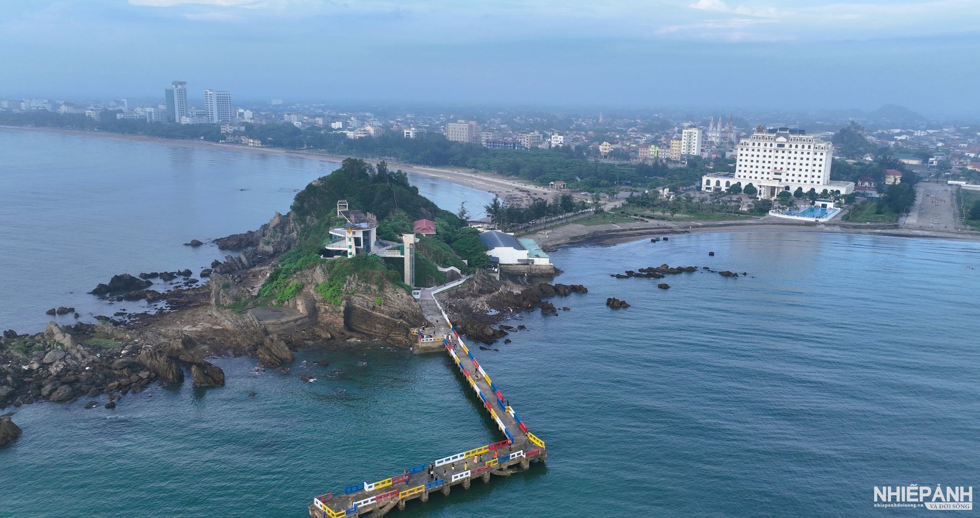 W_dao-lan-chau-chia-bai-bien-cua-lo-thanh-hai-khu-vuc-rieng-biet-cang-lam-cho-the-bien-cua-lo-co-ve-dep-doc-dao-kieu-diem-nen-tho..jpg