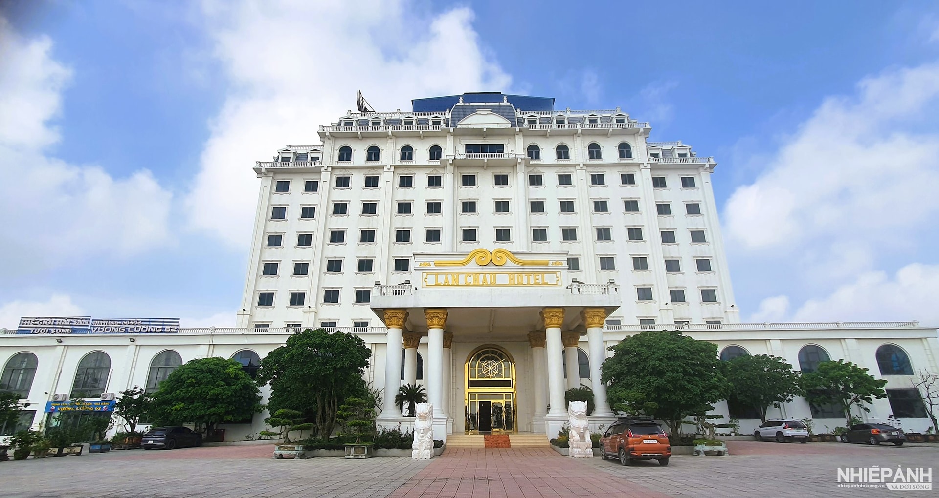 W_khach-san-lan-chau-luxury-dat-tieu-chuan-5-voi-hon-200-phong-nghi-dang-cap..jpg