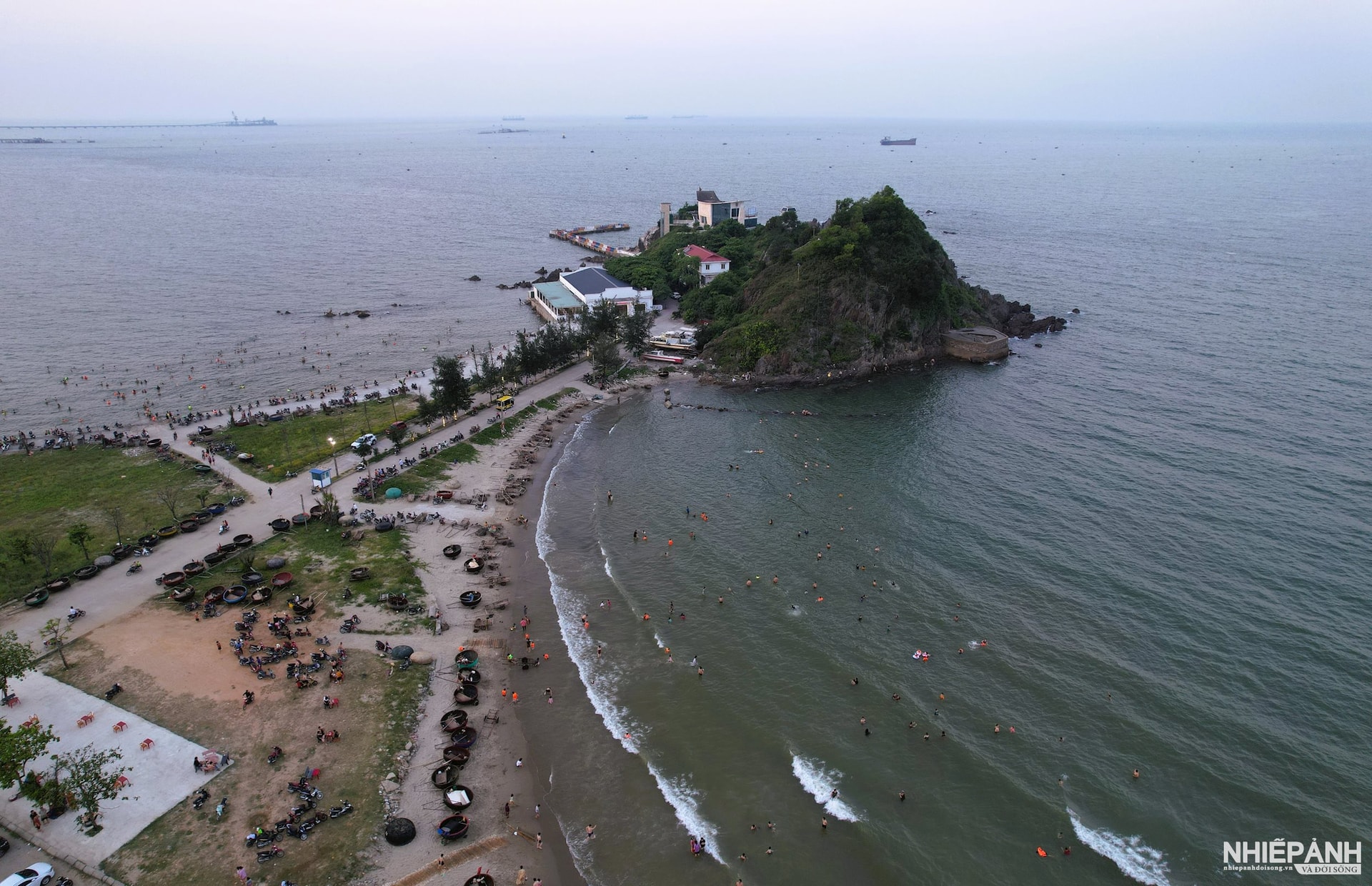 W_lan-chau-kiet-tac-ngoc-xanh-truoc-bien-cua-lo-xu-nghe.jpg