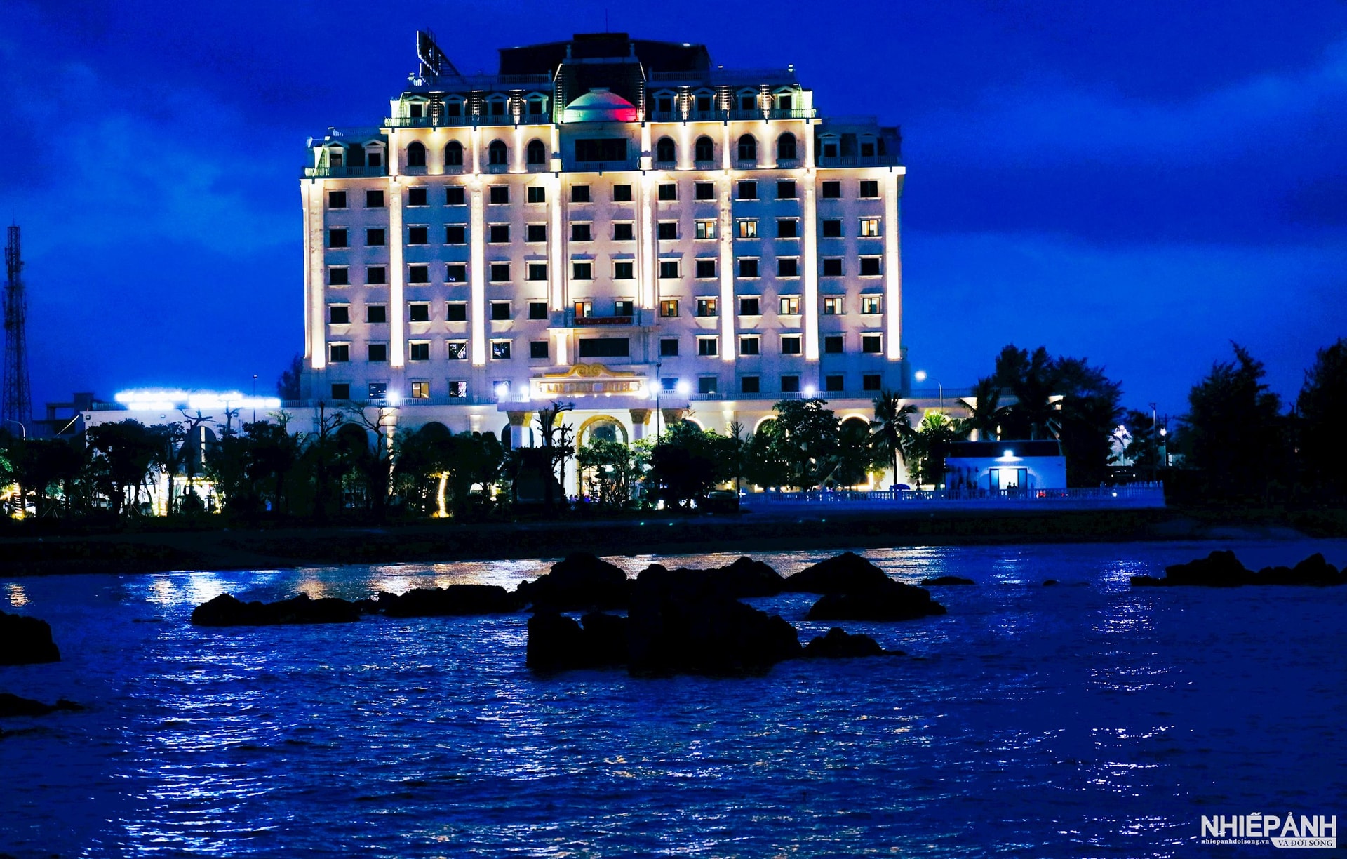 W_lung-linh-khach-san-lan-chau-luxury-ve-dem.jpg