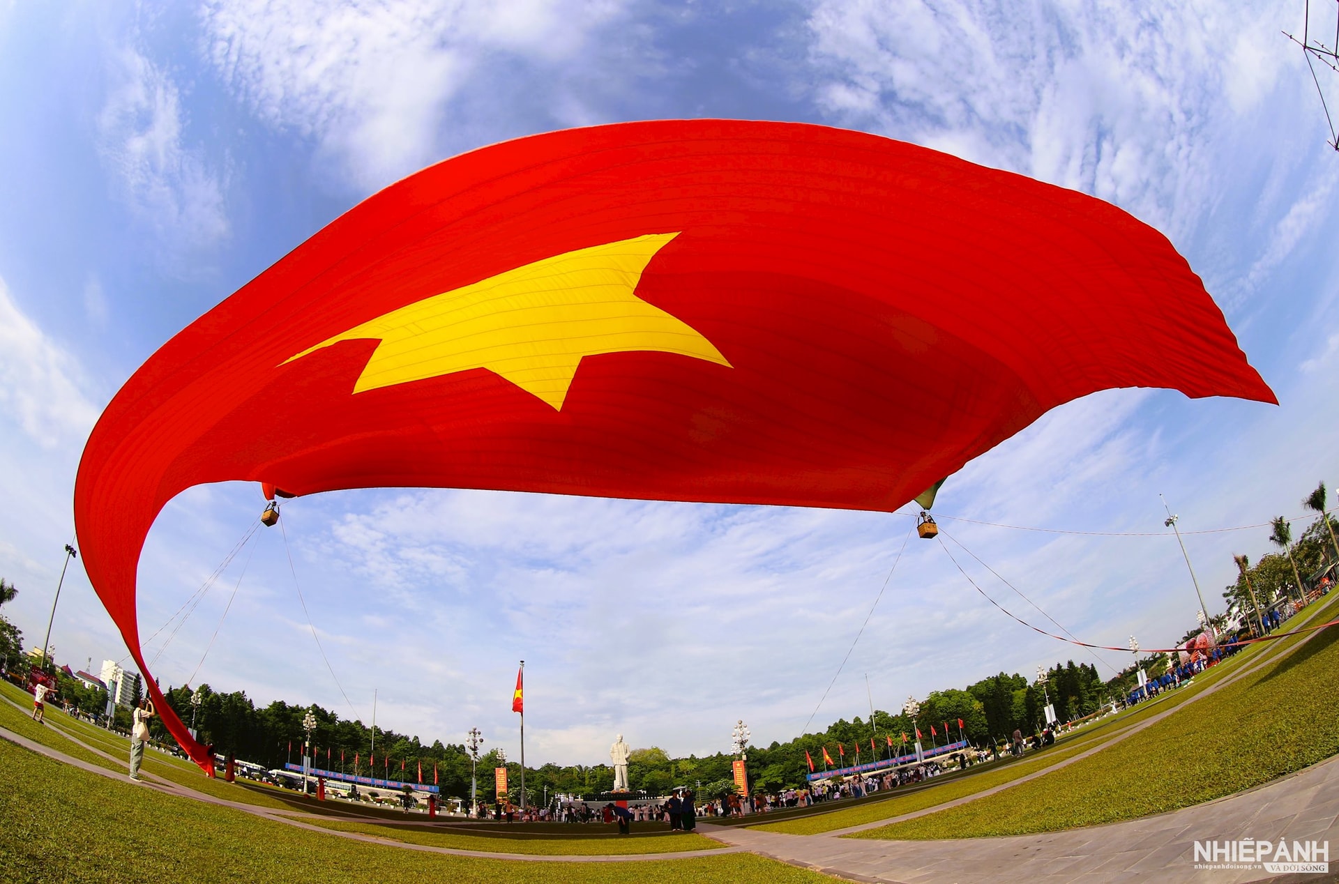 W_hu-mot-bieu-tuong-hung-trang-cua-niem-tu-hao-dan-toc-tinh-yeu-nuoc-khat-vong-vuon-len-manh-me-cua-dat-nuoc-trong-thoi-dai-mo.jpg