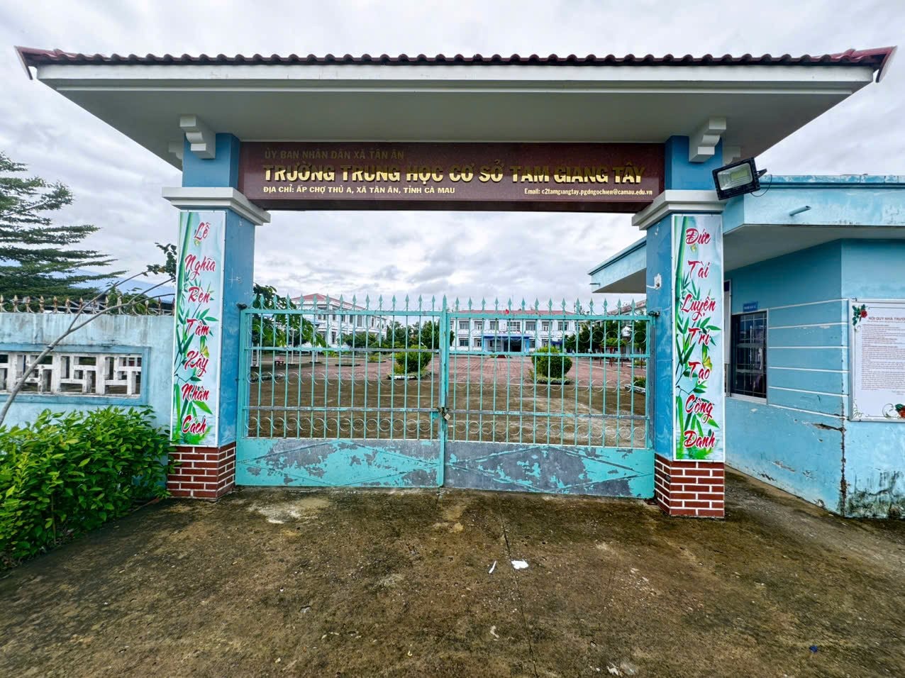 cong-truong-thcs-tam-giang-tay.jpg