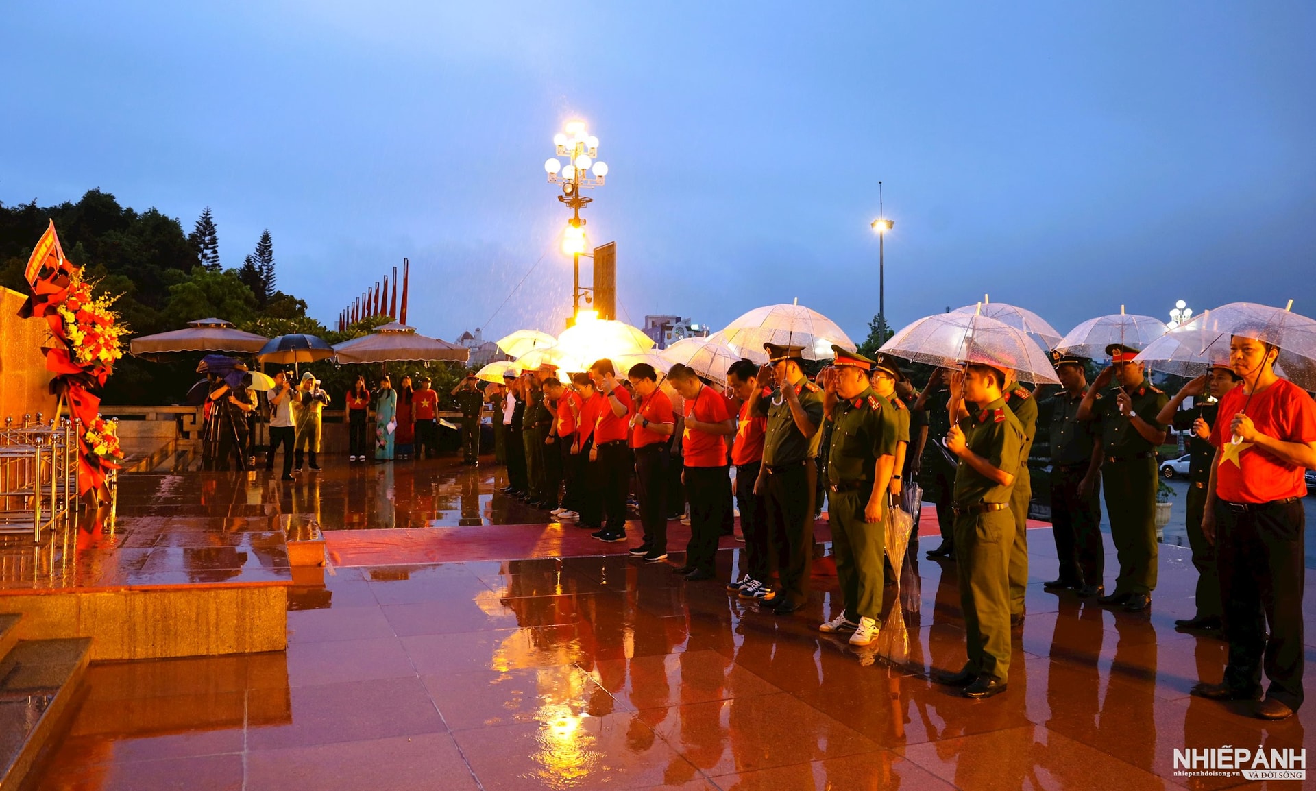 W_cac-dong-chi-lanh-dao-tinh-ban-to-chuc-dang-hoa-dang-huong-tuong-niem-chu-tich-ho-chi-minh.-anh-tran-duy-ngoan(1).jpg