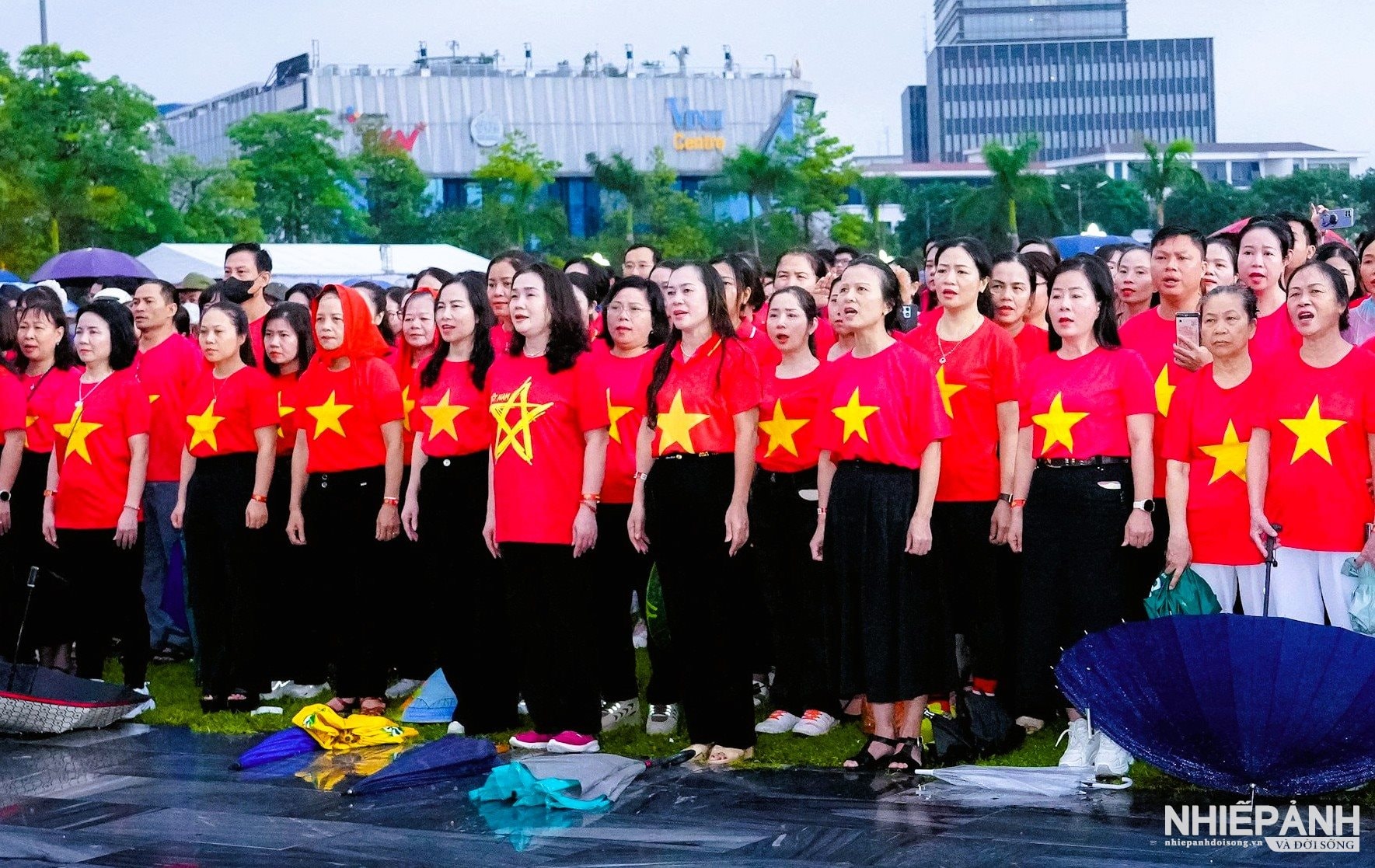 W_dong-dao-can-bo-giao-vien-doan-vien-thanh-nien-va-nhan-dan-khoac-len-minh-ao-do-sao-vang-huong-ve-quang-truong-ba-dinh-lich-su-theo-doi-le-thuong-co-to-quoc-dong-loat-hat-quoc-ca..jpg