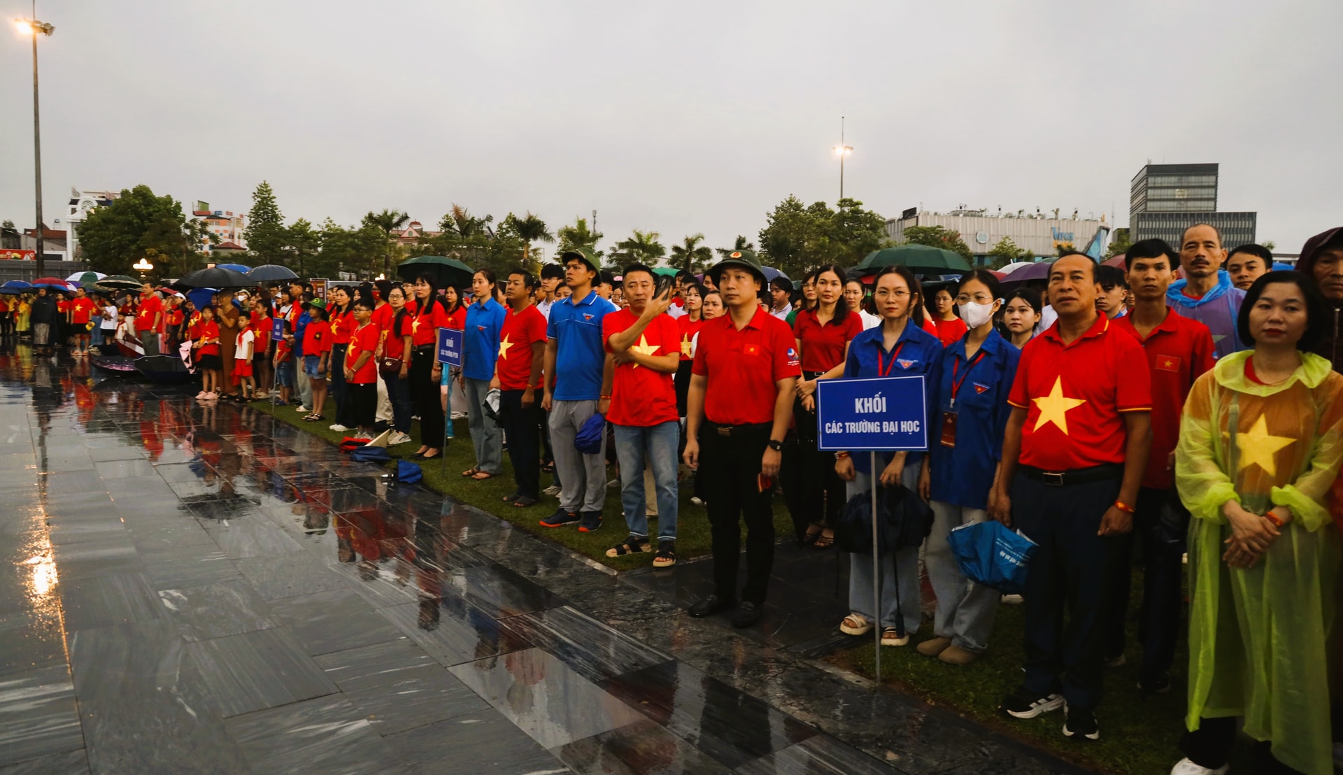 W_hoc-sinh-sinh-vien-tren-dia-ban-cac-phuong-thanh-vinh-truong-vinh-vinh-phu-di-bo-huong-ung-thong-diep-1-ty-buoc-chan-tien-vao-ky-nguyen-moi.-..jpg