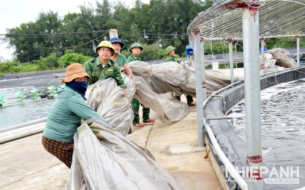 W_can-bo-chien-si-to-cong-tac-bien-phong-dien-trung-giup-do-nguoi-dan-thao-do-mai-che-nha-luoi-nuoi-tom..png